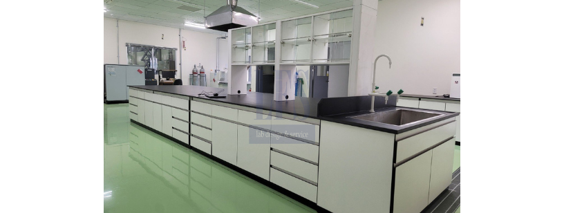 Central laboratory table with phenolic laminate surface